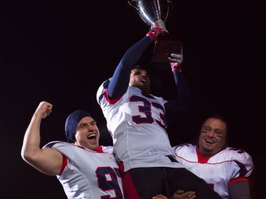 Amerikan futbolu takımı kupa zaferini kutluyor ile