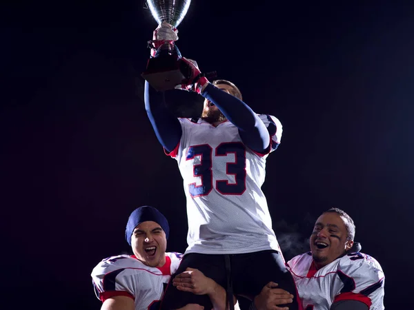 Squadra di football americano con trofeo che celebra la vittoria — Foto Stock