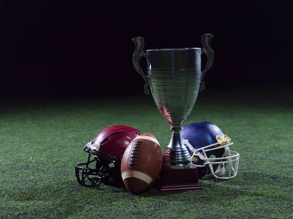 Close-up de futebol americano, capacetes e troféu — Fotografia de Stock