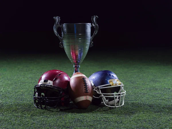 Крупним планом американський футбол, гельмети і трофей — стокове фото