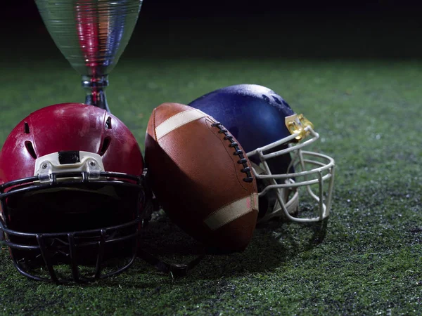 Close-up de futebol americano, capacetes e troféu — Fotografia de Stock