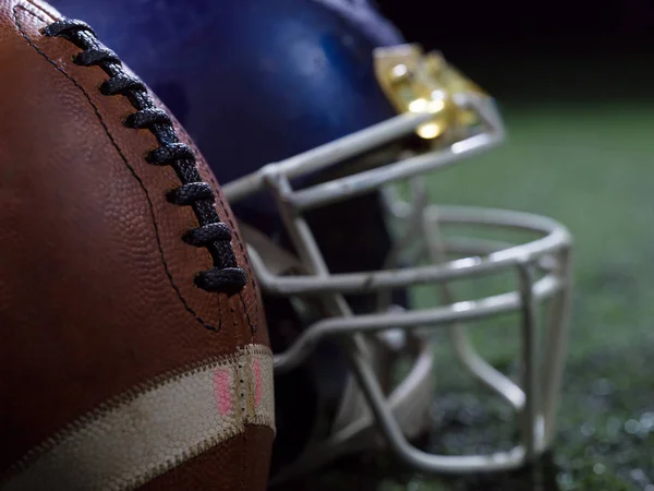 Close-up de futebol americano e capacete — Fotografia de Stock