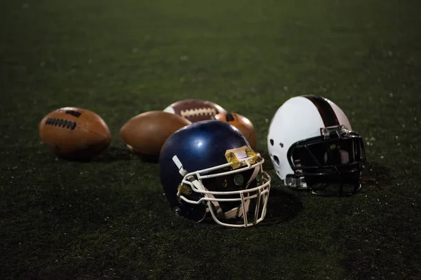 Американский футбол и шлемы — стоковое фото
