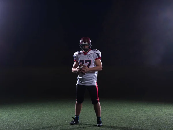 Portrait d'un footballeur américain confiant — Photo