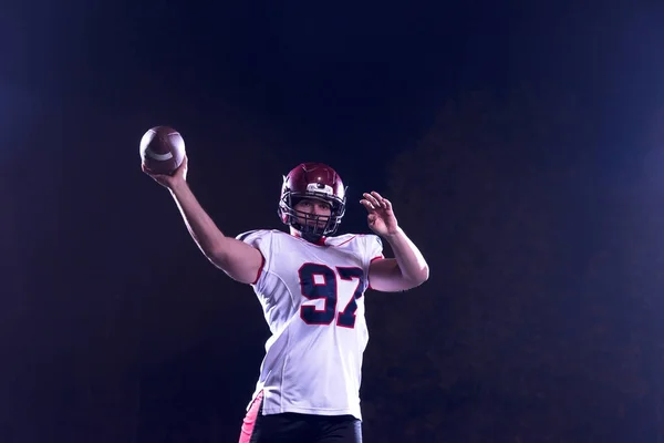 Joueur de football américain lançant un ballon de rugby — Photo