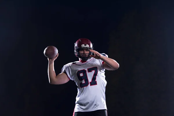 Jogador de futebol americano jogando bola de rugby — Fotografia de Stock