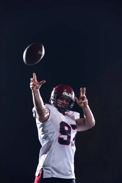 Joueur de football américain lançant un ballon de rugby — Photo