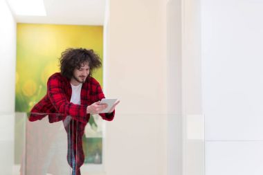 tablet bilgisayar kullanarak genç serbest meslek