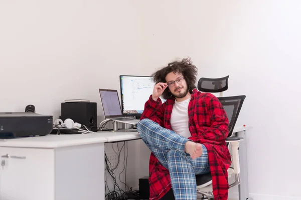 Grafico in accappatoio di lavoro a casa — Foto Stock