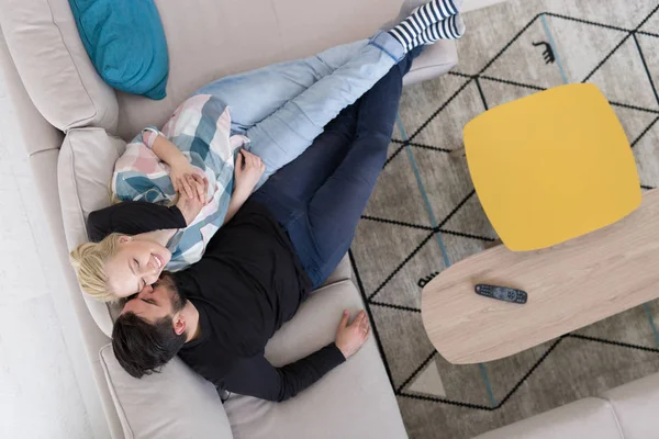Jovem casal no sofá assistindo televisão vista superior — Fotografia de Stock