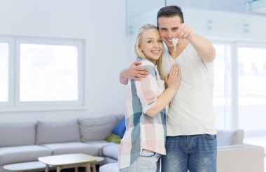 Yeni evleri tuşları gösteren çift