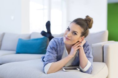 Cep telefonu kullanan kadın