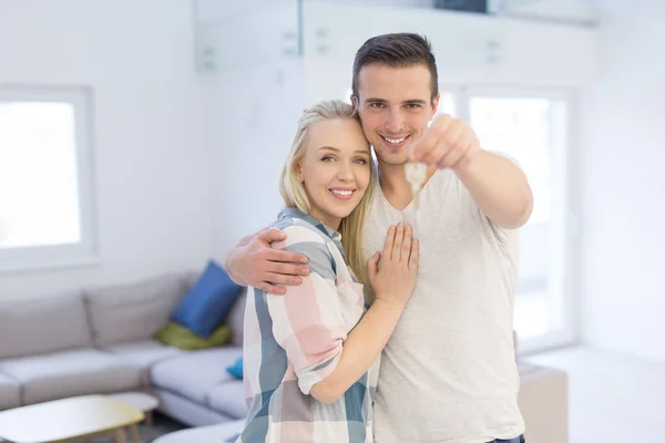 Par som visar en nycklar i deras nya hus — Stockfoto
