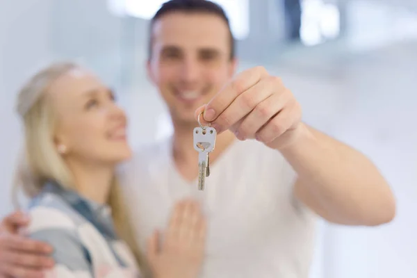 Ζευγάρι που δείχνει μια κλειδιά του νέου σπιτιού τους — Φωτογραφία Αρχείου