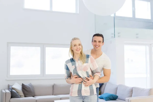 Paar knuffelen in hun nieuwe huis — Stockfoto