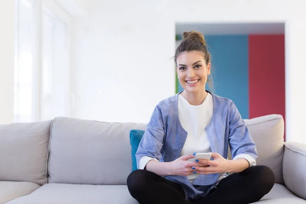 Žena používající mobilní telefon — Stock fotografie