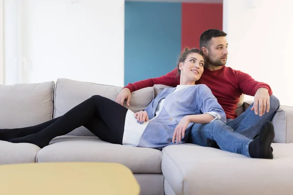 Par kramar och koppla av på soffan — Stockfoto