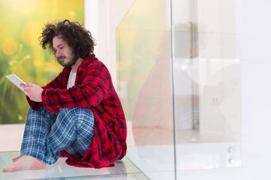 tablet bilgisayar kullanarak genç serbest meslek