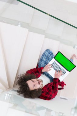 Freelancer bornoz çalışan ev içinde