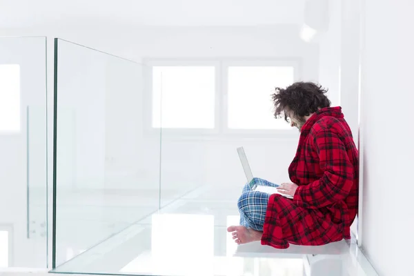 Jonge freelancer in badjas werken vanuit huis — Stockfoto