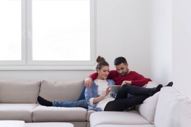evde tablet bilgisayarlar ile rahatlatıcı Çift