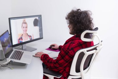 bornoz evde çalışma grafik tasarımcı