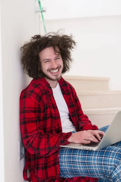 Freelancer en albornoz trabajando desde casa — Foto de Stock