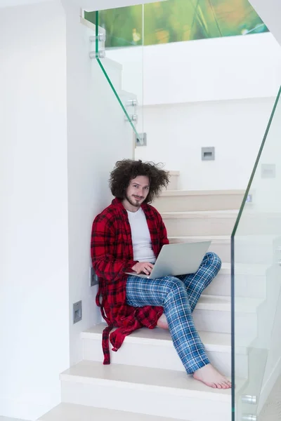 Freelancer en albornoz trabajando desde casa — Foto de Stock