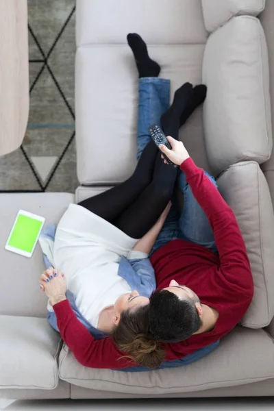 Unga par i soffan tittar på TV-ovanifrån — Stockfoto