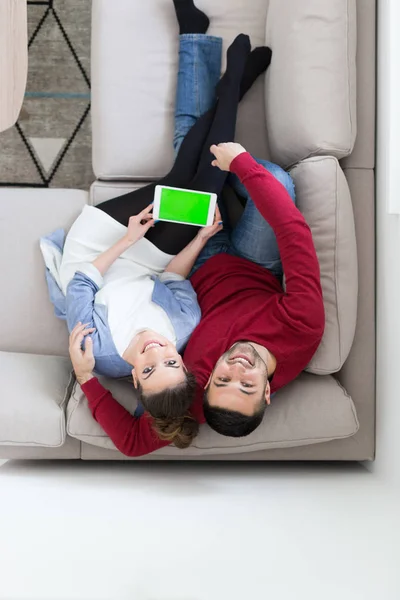 Paar ontspannen thuis met Tablet PC 's — Stockfoto