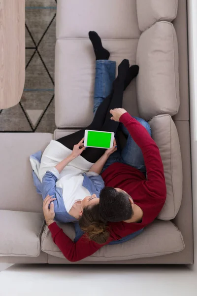 Evde tablet bilgisayarlar ile rahatlatıcı Çift — Stok fotoğraf
