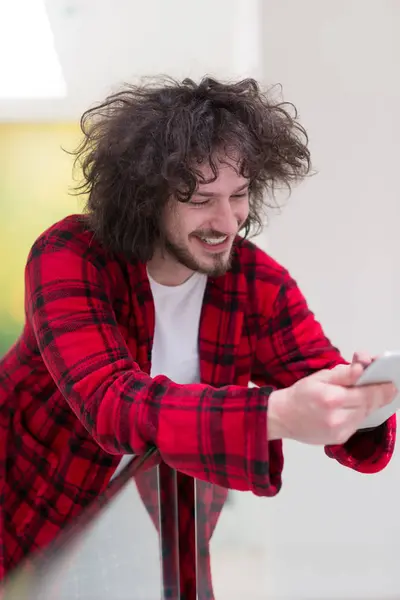 Joven freelancer usando tableta — Foto de Stock