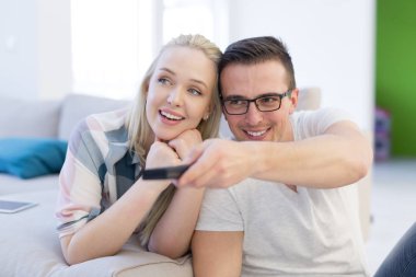 Televizyon izlerken koltukta genç Çift