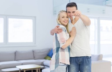 Yeni evleri tuşları gösteren çift