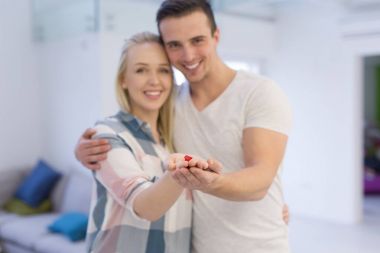 Çift gösteren küçük kırmızı evde eller