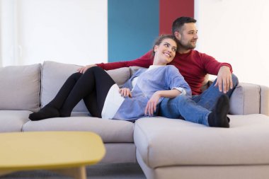 Kaç sarılma ve kanepede rahatlatıcı