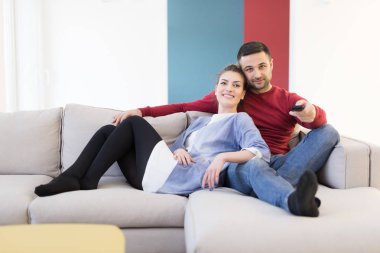 Televizyon izlerken koltukta genç Çift