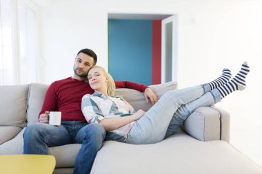 Kaç sarılma ve kanepede rahatlatıcı