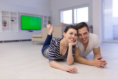 Evde yerde yatan bir çift.