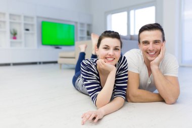 Evde yerde yatan bir çift.