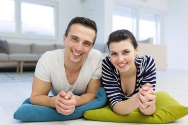 Evde yerde yatan bir çift.