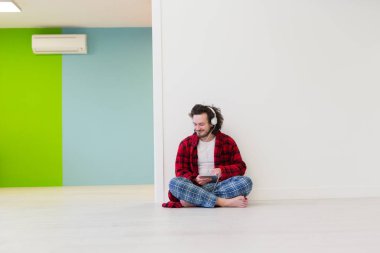 genç adam kulaklık aracılığıyla müzik keyfi