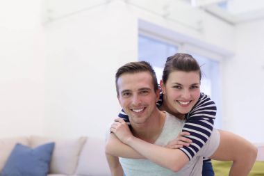 yakışıklı adam kız arkadaşı piggybacking