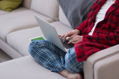 çalışma from home bornoz adam freelancer