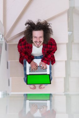 Freelancer bornoz çalışan ev içinde