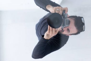 Genç fotoğrafçı fotoğraf Dslr fotoğraf makinesi ile çeker.