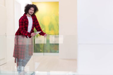 tablet bilgisayar kullanarak genç serbest meslek