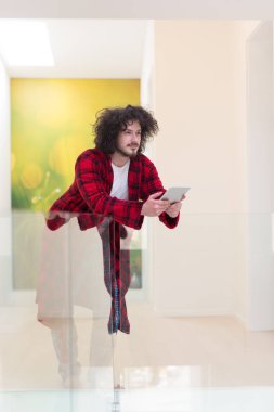 tablet bilgisayar kullanarak genç serbest meslek