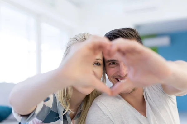 Couple making heart with hands — Stock Photo, Image