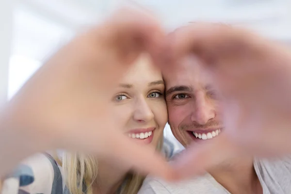 Pareja haciendo corazón con las manos —  Fotos de Stock